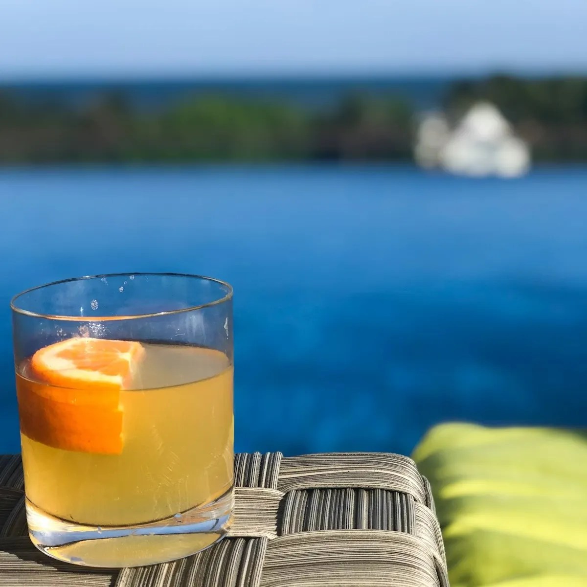 Golden afternoon aperitivo cocktail — the daycap trend 2026